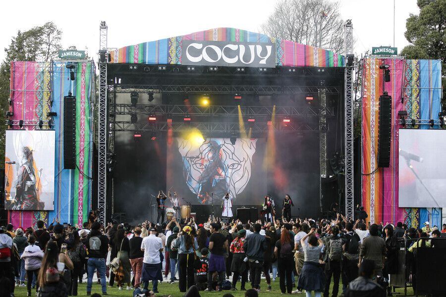 Multitud frente a uno de los escenarios del festival Cordillera 2023