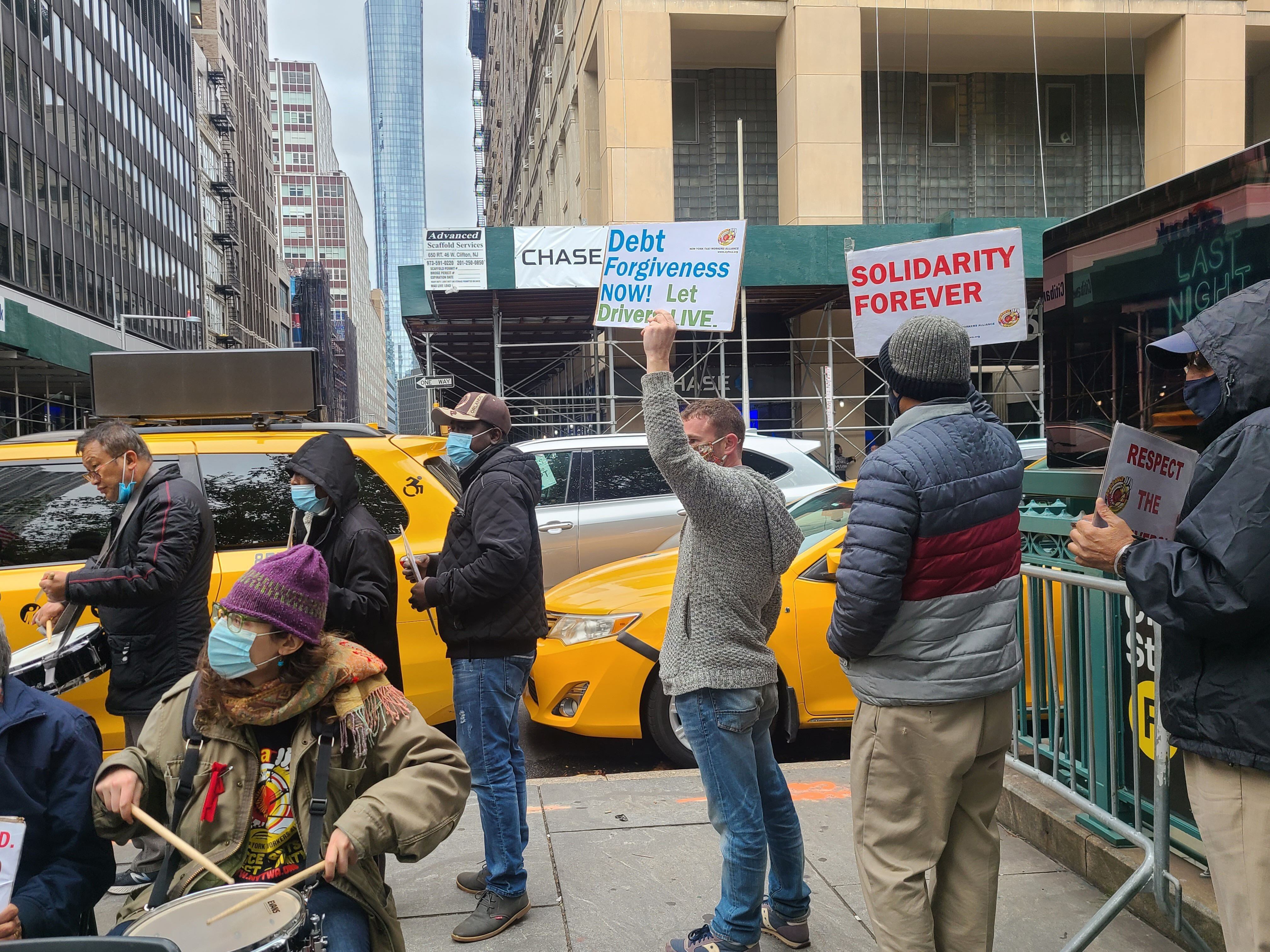 Conductores de taxis amarillos fueron registrados este miércoles al sostener pancartas pada pedir la condonación de sus deudas, durante una manifestación de taxis amarillos, frente a la Alcaldía de Nueva York (NY, EE.UU.). EFE/Ruth E. Hernández