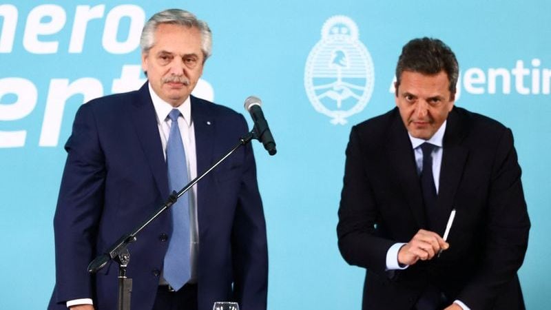 Foto de archivo - El presidente de Argentina, Alberto Fernández, y su ministro de Economía, Sergio Massa, durante un acto pública en la Casa Rosada de Buenos Aires. Ago 3, 2022. REUTERS/Matias Baglietto