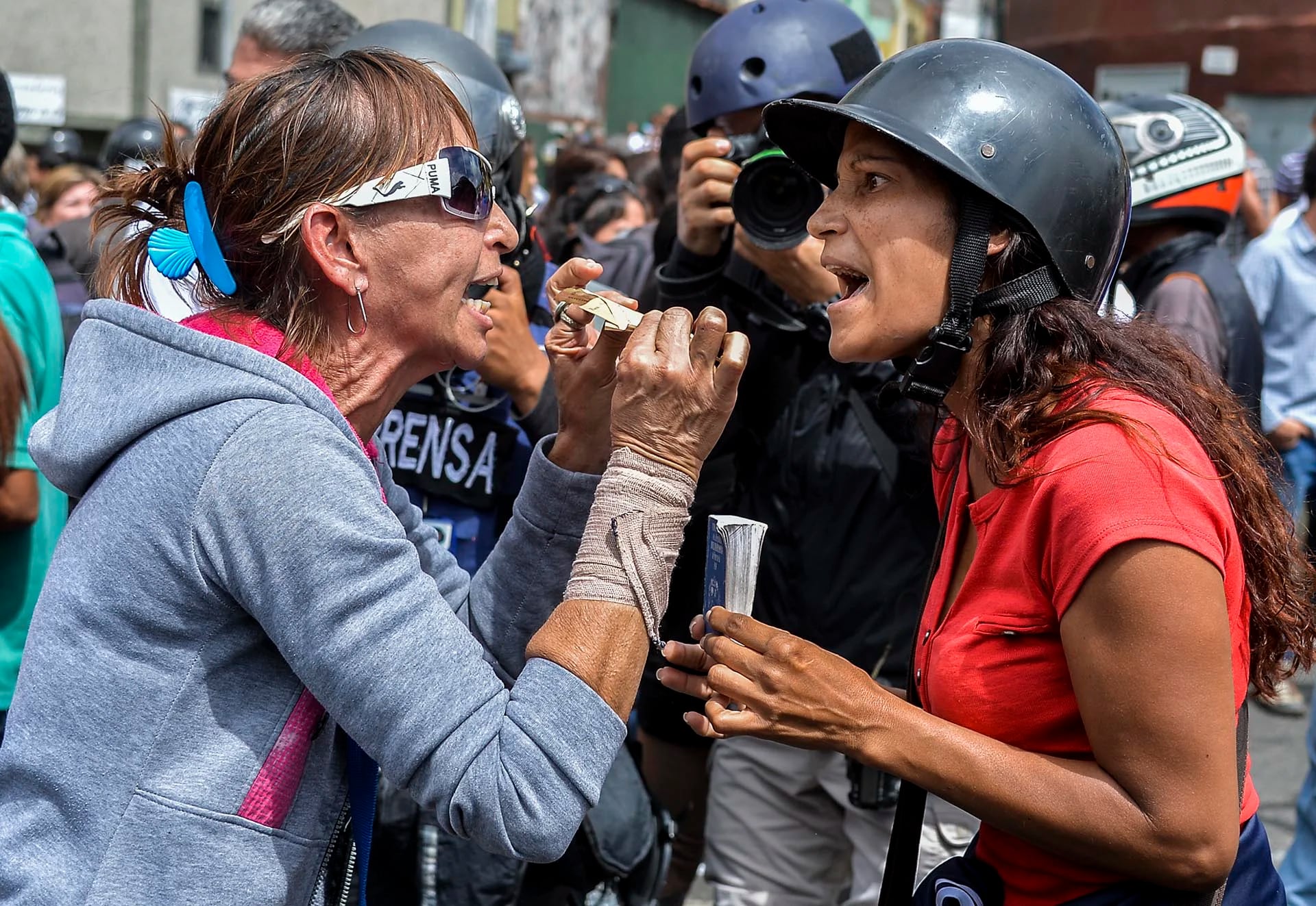 Una partidaria del gobierno de Nicolás Maduro y una manifestante de la oposición discuten frente a la Corte Suprema de Justicia (AFP)
