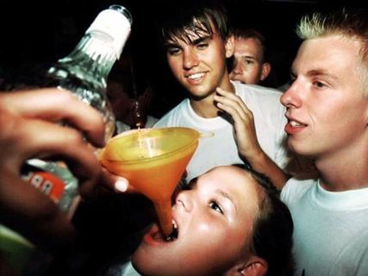 Resultado de imagen de niños bebiendo alcohol