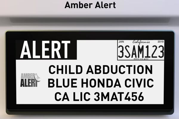 Alarma de secuestro de un niño y el tipo de vehículo donde fue secuestrado en lo que en Estados Unidos se conoce como “Alerta Ambar”, que la placa reproduce al instante
