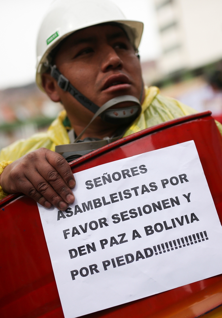 El mensaje de un manifestante pone en claro el reclamo actual del pueblo boliviano tras la renuncia de Morales (REUTERS/Luisa Gonzalez)