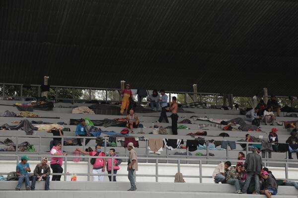 Los primeros migrantes descansaron en las gradas del estadio mientras se habilitaban las carpas