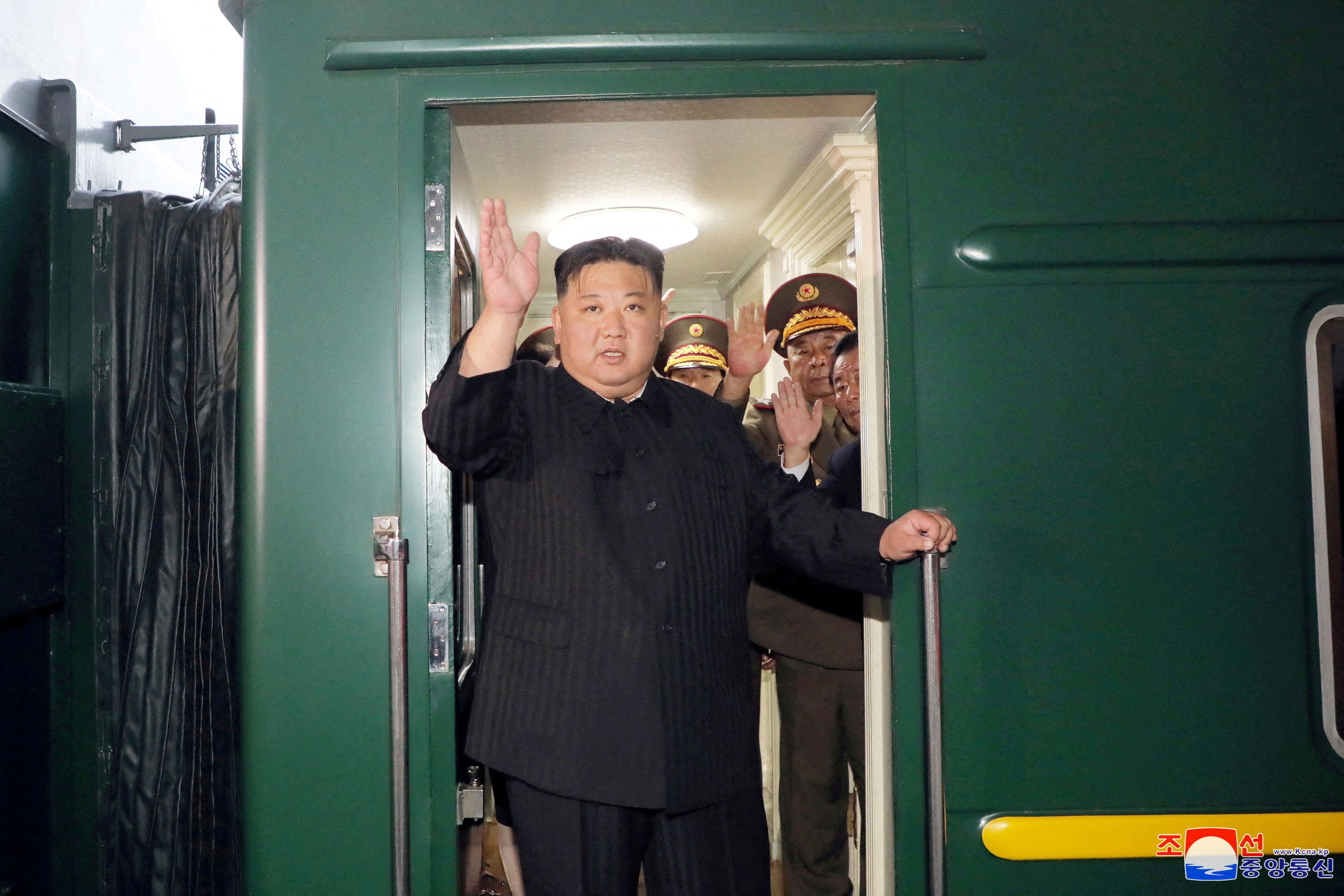 Kim saluda el domingo al partir de Pyongyang hacia Rusia (KCNA/Reuters)