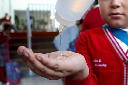 El metanol es un alcohol tóxico que se encuentra comúnmente en productos químicos industriales (Foto: Galo Cañas/Cuartoscuro)