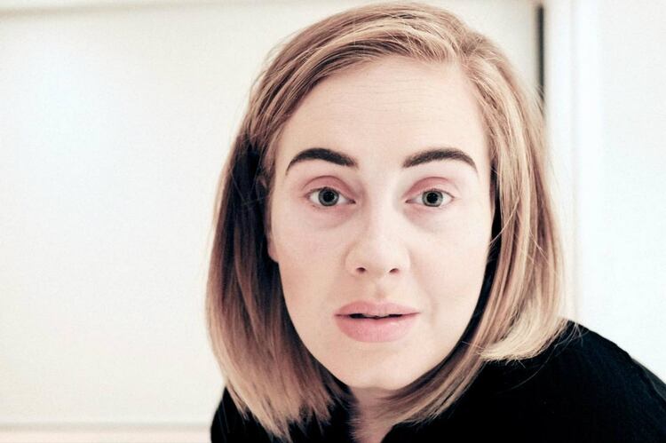 Adele después de quitarse los más de 30 productos que se emplean para su look (Instagram)
