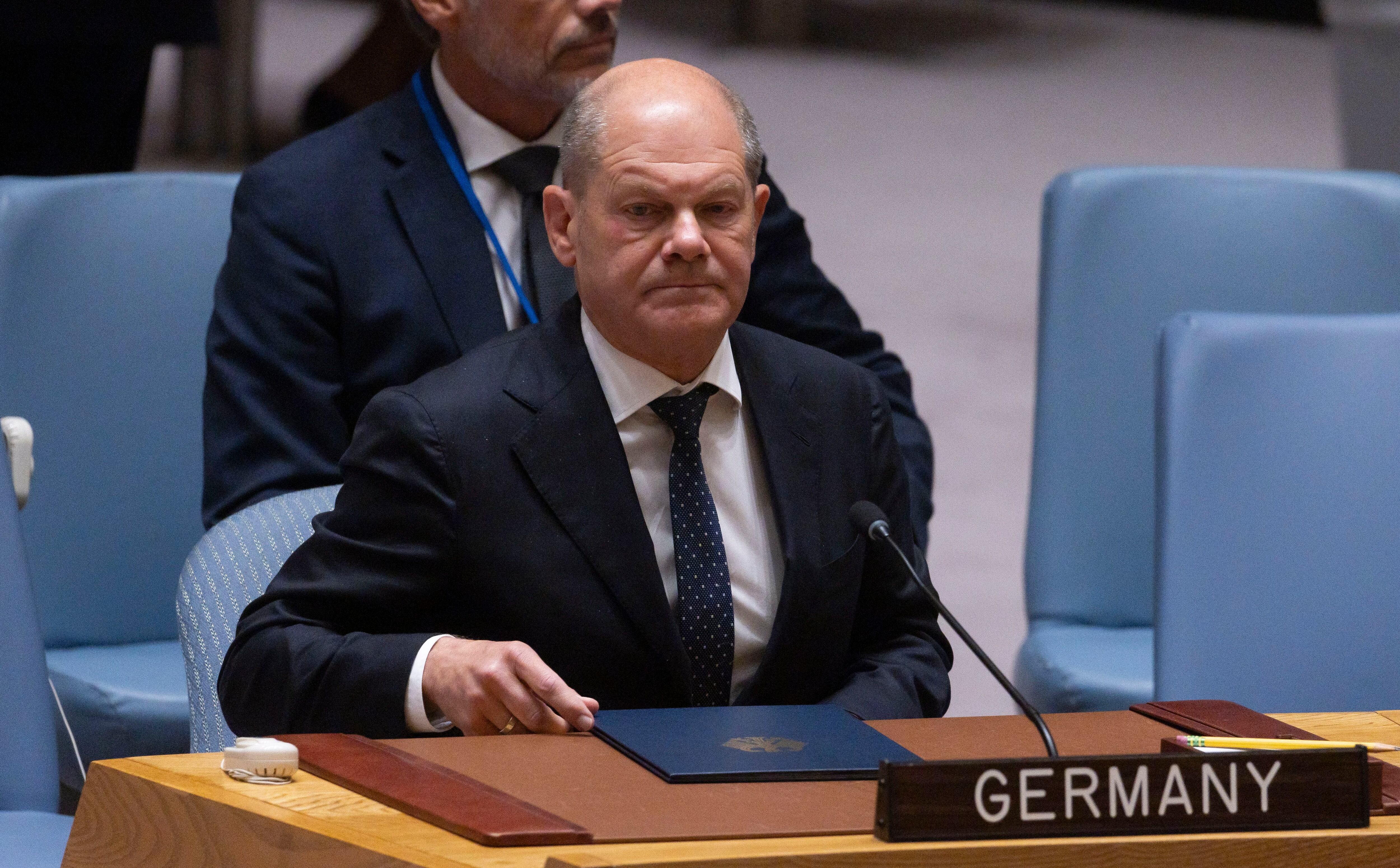 El canciller de Alemania, Olaf Scholz, habla durante una reunión del Consejo de Seguridad de las Naciones Unidas a la que asistió el presidente de Ucrania, Volodymyr Zelenski, sobre la guerra entre Ucrania y Rusia el pasado 20 de septiembre (EFE/EPA/JUSTIN LANE)