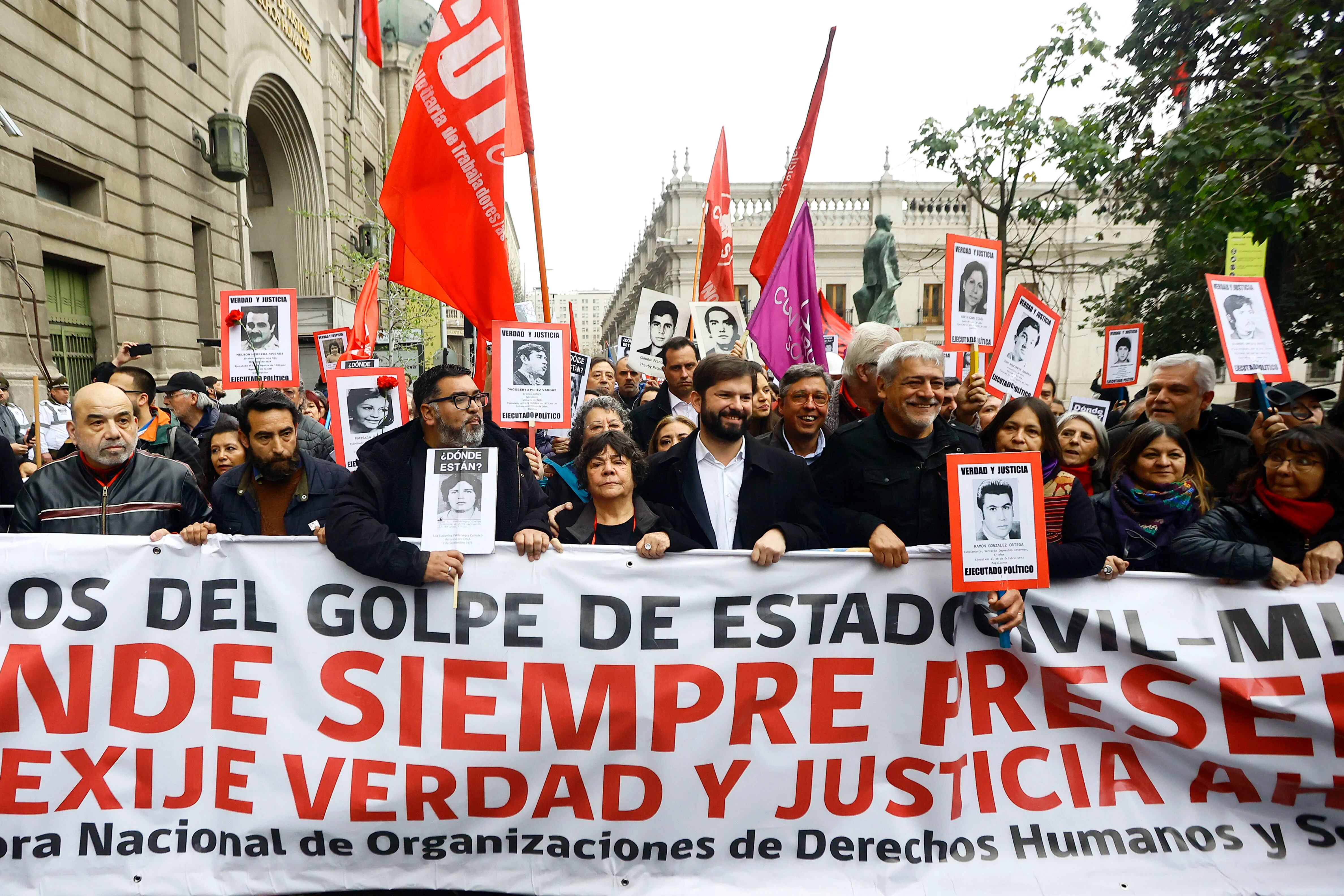 Miles marchan en el centro de Santiago de Chile en memoria a las víctimas de la dictadura