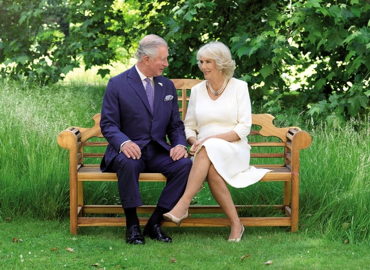 El príncipe Carlos de Gran Bretaña y la duquesa de Cornualles, en los terrenos de la Casa Clarence en 2018.