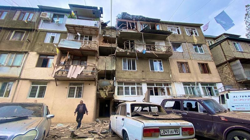 Un edificio de viviendas y coches dañados tras el lanzamiento de una operación militar de las fuerzas armadas de Azerbaiyán en la ciudad de Stepanakert, en Nagorno-Karabaj, región habitada por personas de etnia armenia el 19 de septiembre de 2023 (Siranush Sargsyan/PAN vía REUTERS)