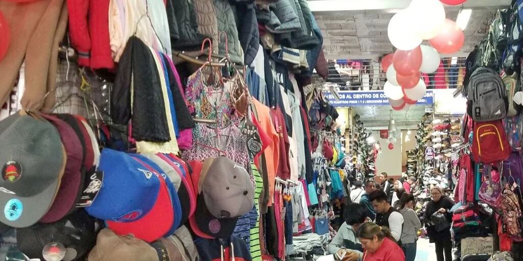 Todo lo que se esconde detrás de “ropa de paca”: un negocio deja hasta 500% de ganancia a los - Infobae
