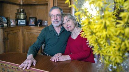 Bob e Marilyn Lipman al loro vertice, nel New Jersey, a casa il 6 aprile 2021. Bob Liebman è un paziente in una nuova sperimentazione clinica sull'Alzheimer.  (Jackie Molloy / The New York Times)