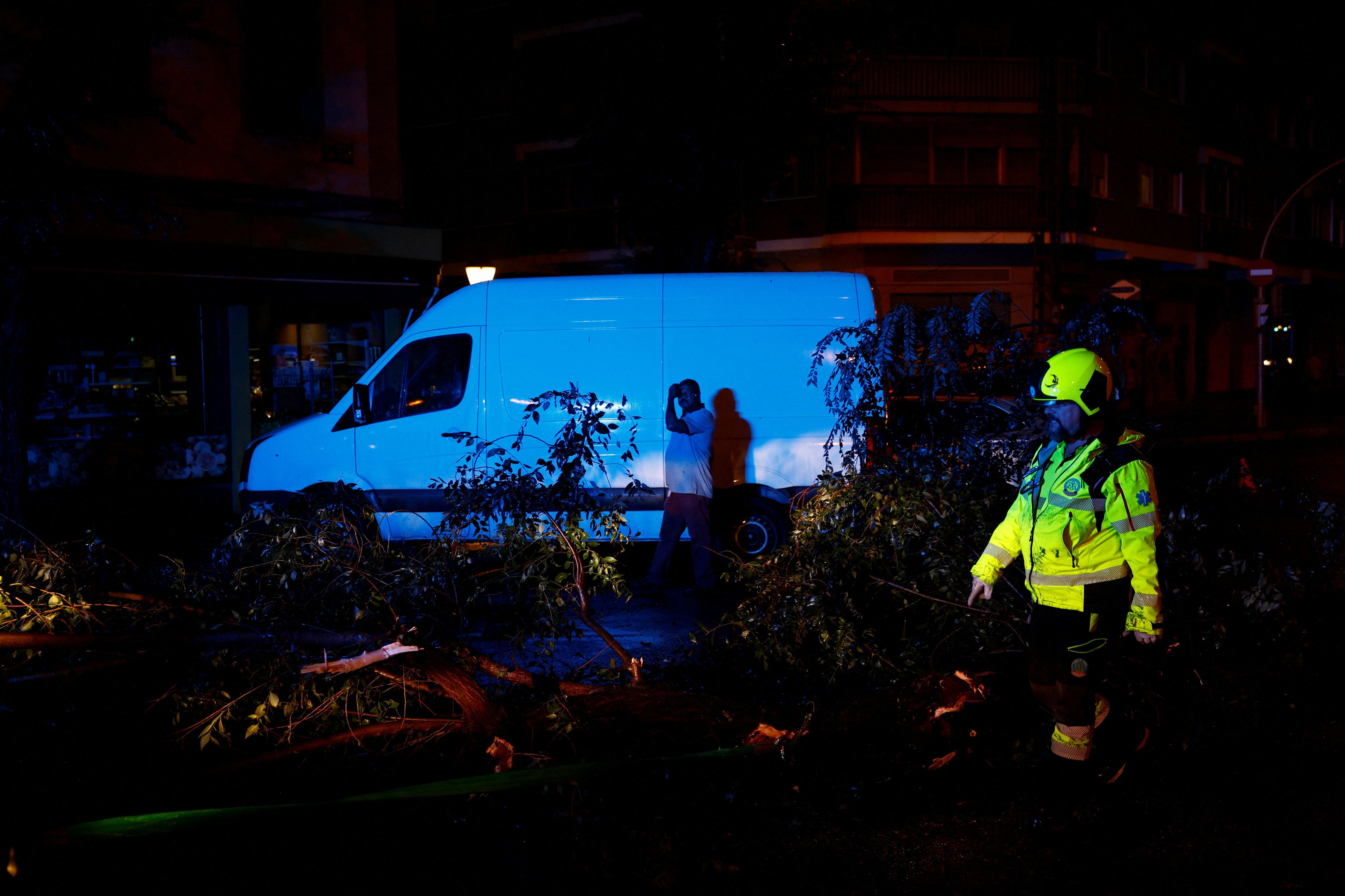 Los servicios de emergencias trabajan para sofocar los incidentes provocados por la DANA. REUTERS/Susana Vera
