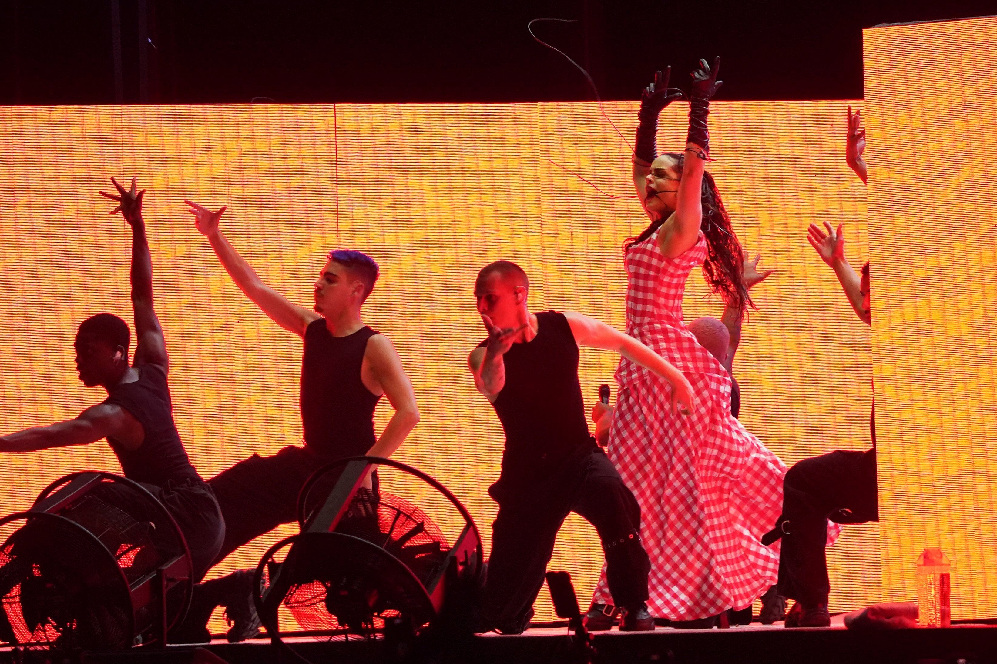 Rosalía cantó algunos de sus más grandes éxitos durante su presentación en AXE Ceremonia 2023 (Foto AP/Marco Ugarte)