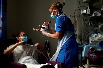 La madre dio a luz a una niña fuerte y saludable con una evaluación subsiguiente del niño sano (REUTERS)