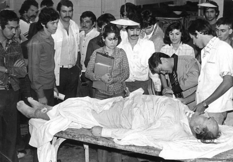 El cuerpo del criminal nazi en la morgue del Paraguay, donde los estudiantes de medicina celebraron porque podían practicar con su bisturí  (ABC Color)

