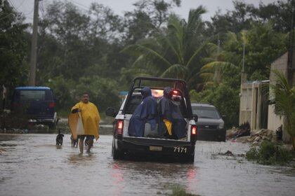 Fotografía de las inundaciones que generó el sistema en Cozumel (Foto: Twitter @SSP_QROO)