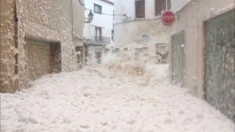 Olas gigantes en Tossa De Mar, Cataluña, (Silvia Ragolta Soms via REUTERS)