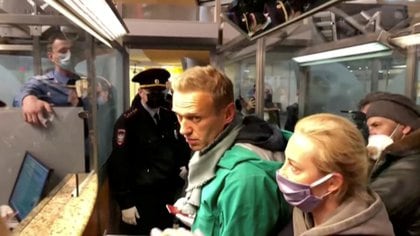 El momento en que Navalni es detenido en el aeropuerto Sheremetyevo de Moscú. REUTERS/Reuters TV/Foto de archivo