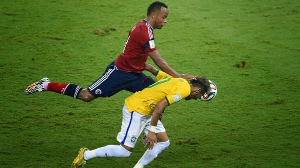 El golpe de Zúñiga a Neymar, que sacó al astro brasileño del Mundial 2014 con una vértebra fracturada
