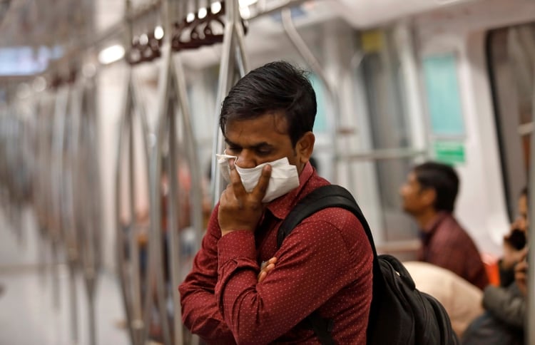 Un pasajero se protege con un pauelo en el metro de Nueva Delhi REUTERSAnushree Fadnavis