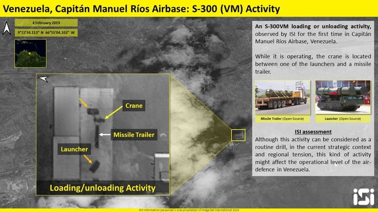 En esta imagen del 4 de febrero se muestra el desembarco y montaje de la baterÃ­a de misiles S-300VM (Twitter: @ImageSatIntl)