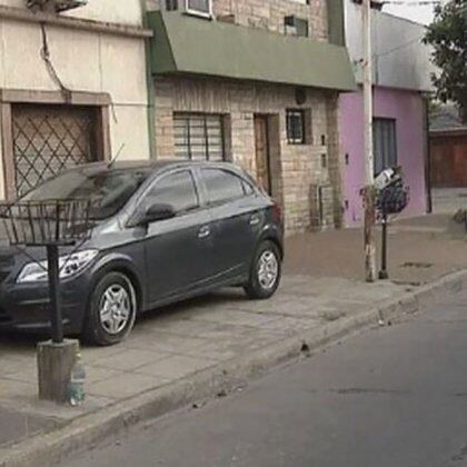 El auto que pertenecía a Rivas, estacionado en la vereda de la casa de su madre