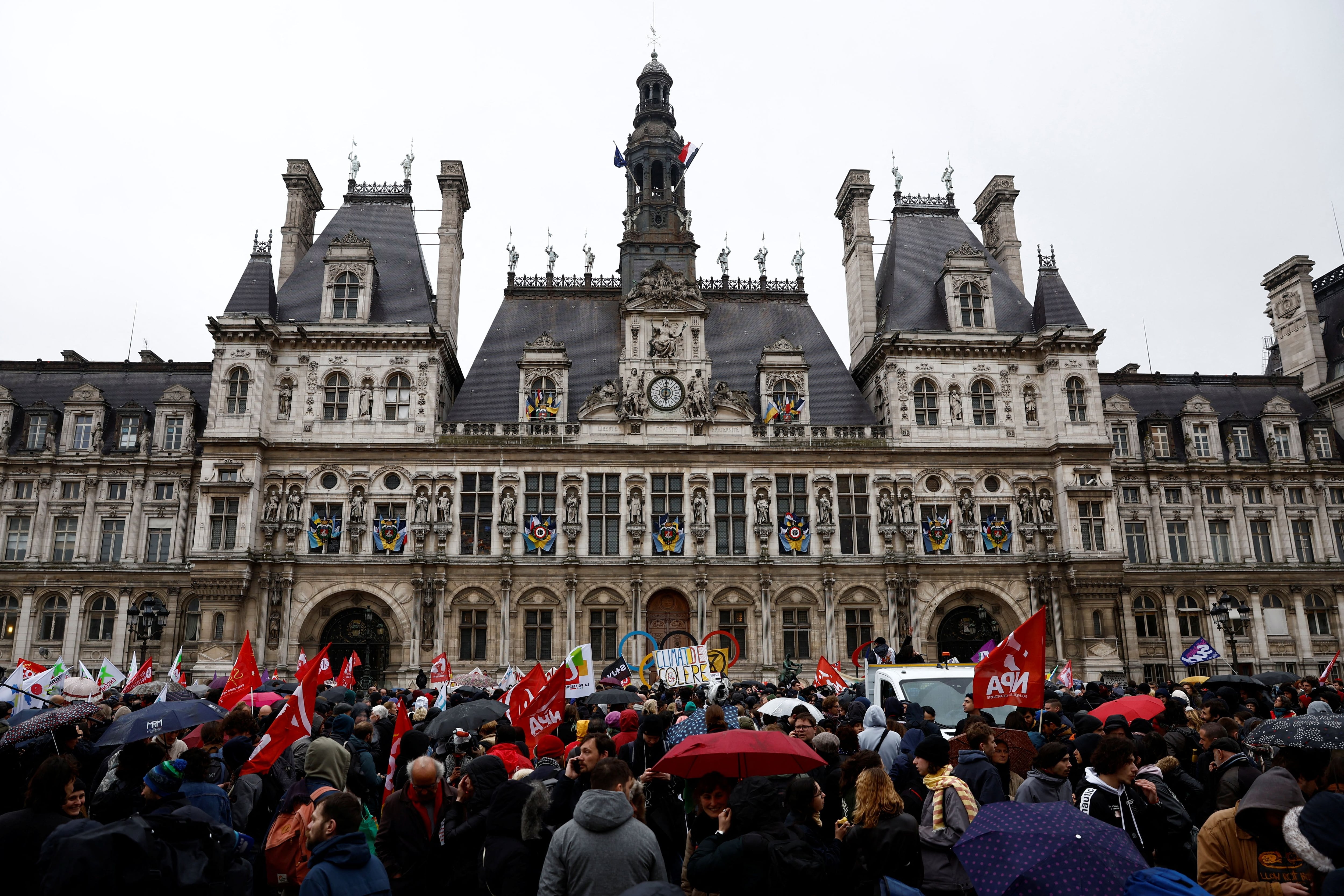 Manifestantes se reúnen frente al Ayuntamiento de París después de que el Consejo Constitucional (Conseil Constitutionnel) aprobara la mayor parte de la reforma de las pensiones del gobierno francés, en París, Francia, 14 de abril de 2023. REUTERS/Stephane Mahe
