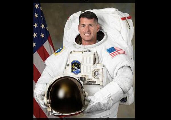 Shane Kimbrough, el astronauta que llevó la pelota a la Estación Espacial Internacional. (NASA)