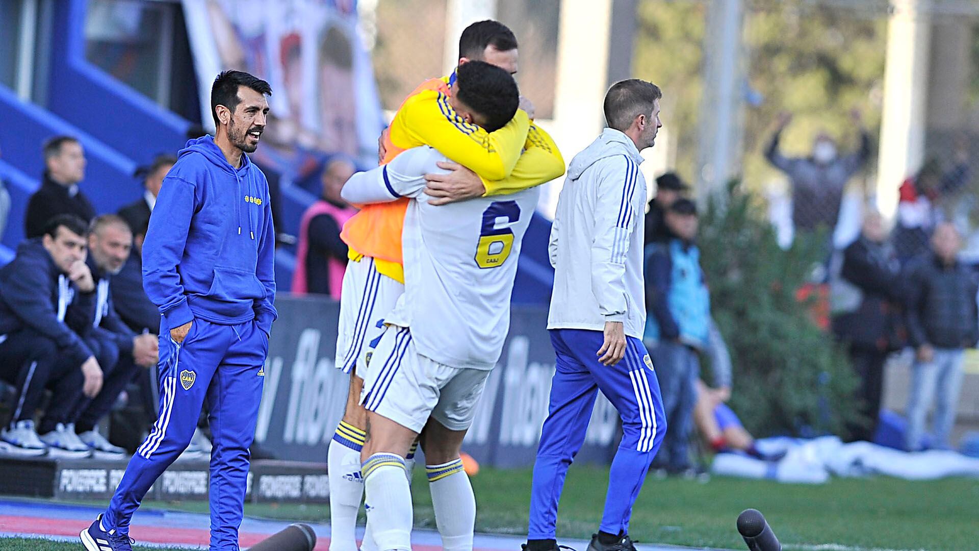 Boca Juniors abrazo de Carlos Izquierdoz con Marcos Rojo