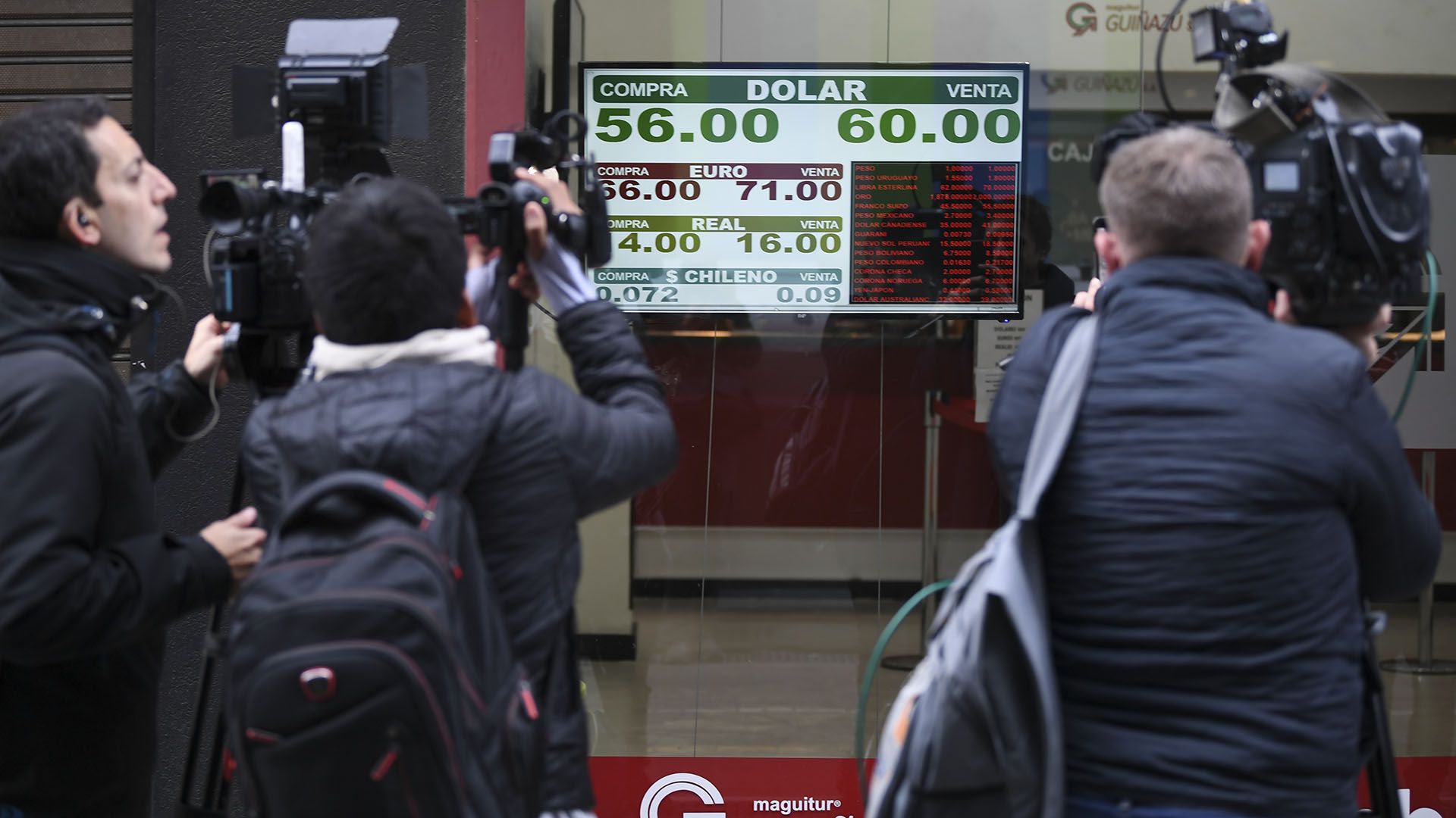 El dólar saltó un 23% en un solo día. (RONALDO SCHEMIDT / AFP)