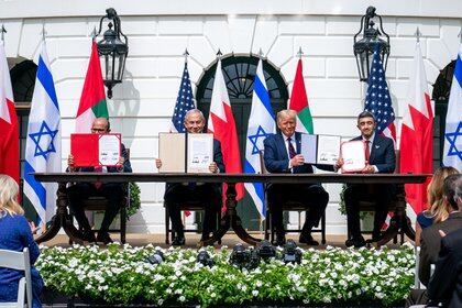 El presidente de EEUU, Donald Trump; el ministro de Exteriores de Bahréin, Abdullatif bin Rashid al Zayani; el primer ministro israelí, Benjamin Netanyahu, y el ministro de Exteriores de EAU, jeque Abdulá bin Zayed Al Nahyan (Europa Pres)