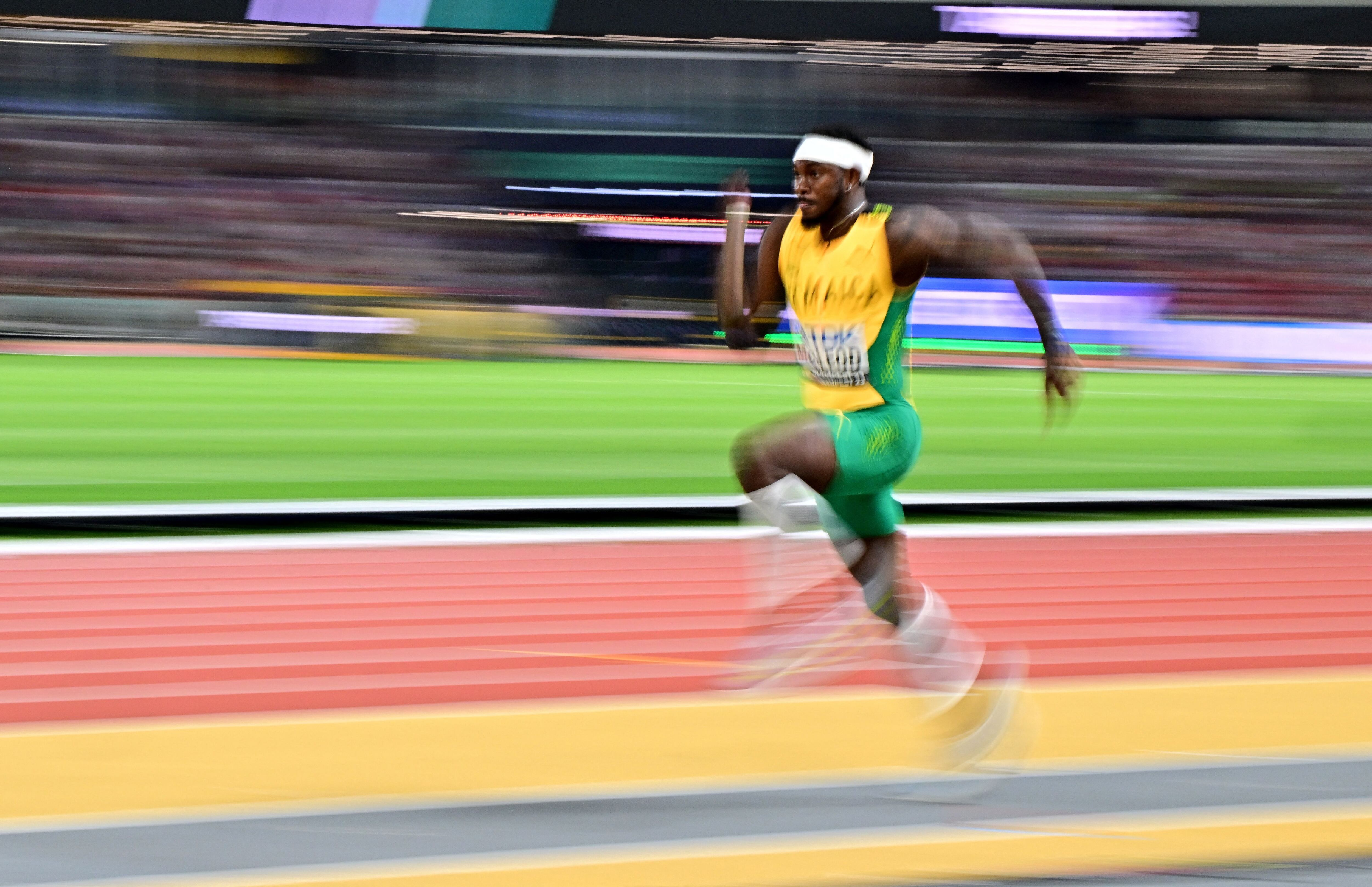 Carey McLeod de Jamaica en acción durante la final del salto largo masculino del Campeonato Mundial de Atletismo (REUTERS/Marton Monus)
