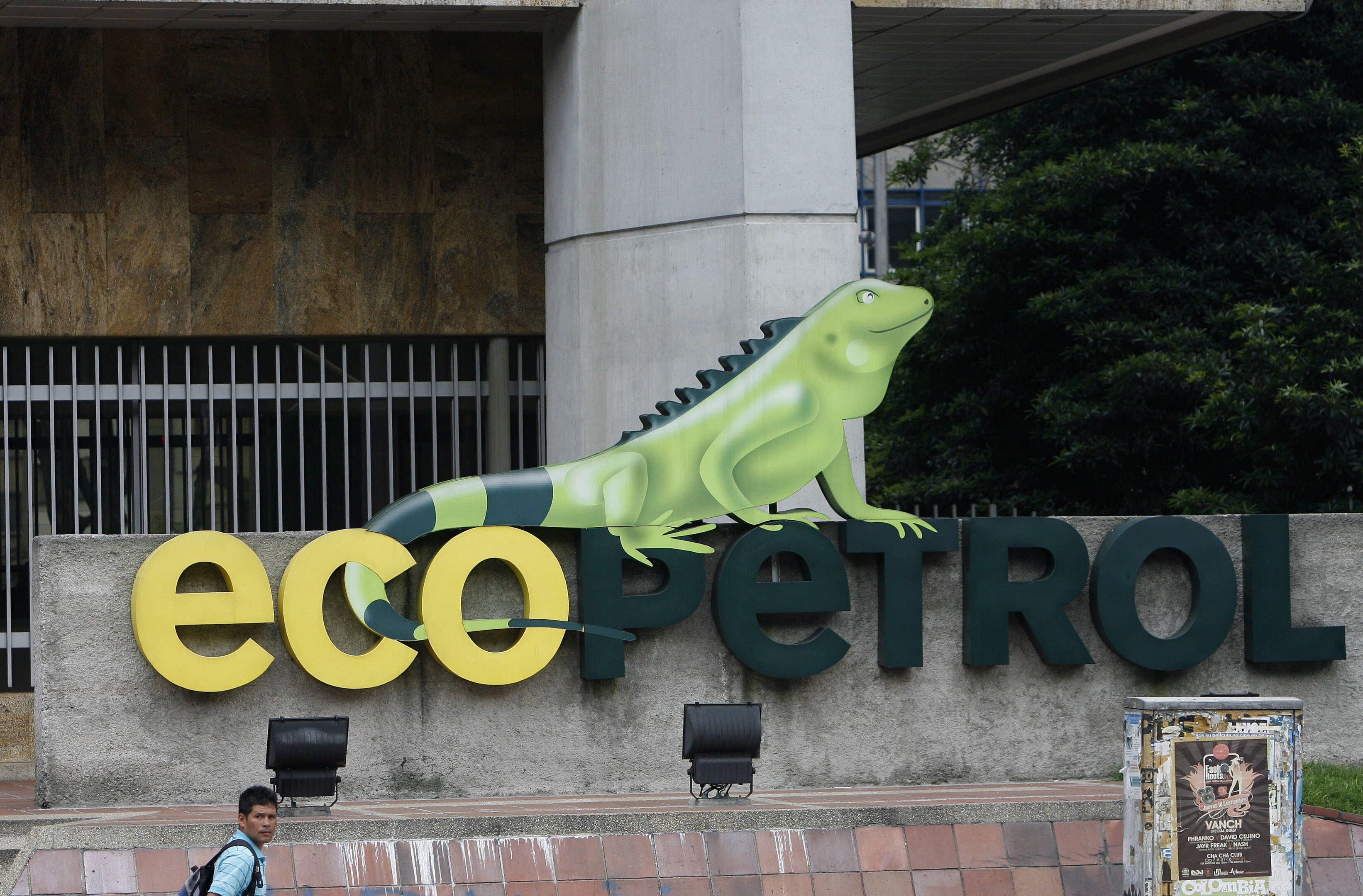 Fotografía de archivo en la que se registró un logo de la petrolera estatal colombiana Ecopetrol, en la fachada de su principal edificio sede, en Bogotá (Colombia). EFE/Guillermo Legaria