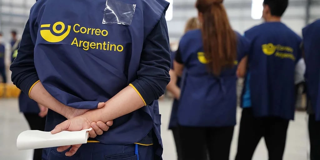 El Gobierno reestructura Correo Argentino con cientos de despidos y un plan de retiros voluntarios
