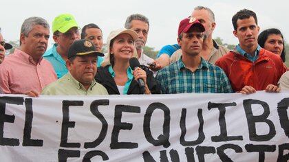 Una protesta donde dirigentes políticos respaldaron al Esequibo como venezolano