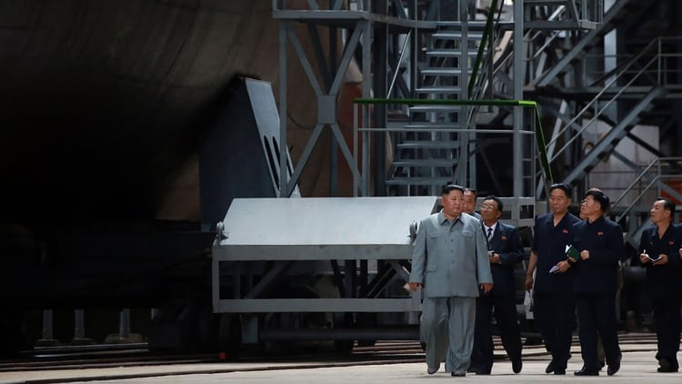 El líder norcoreano recorre el astillero (KCNA VIA KNS / KCNA VIA KNS / AFP)