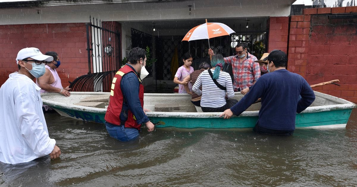 Photo of Las lluvias provocan el desalojo de 262 familias y la apertura de la represa Peñitas en el sureste de México