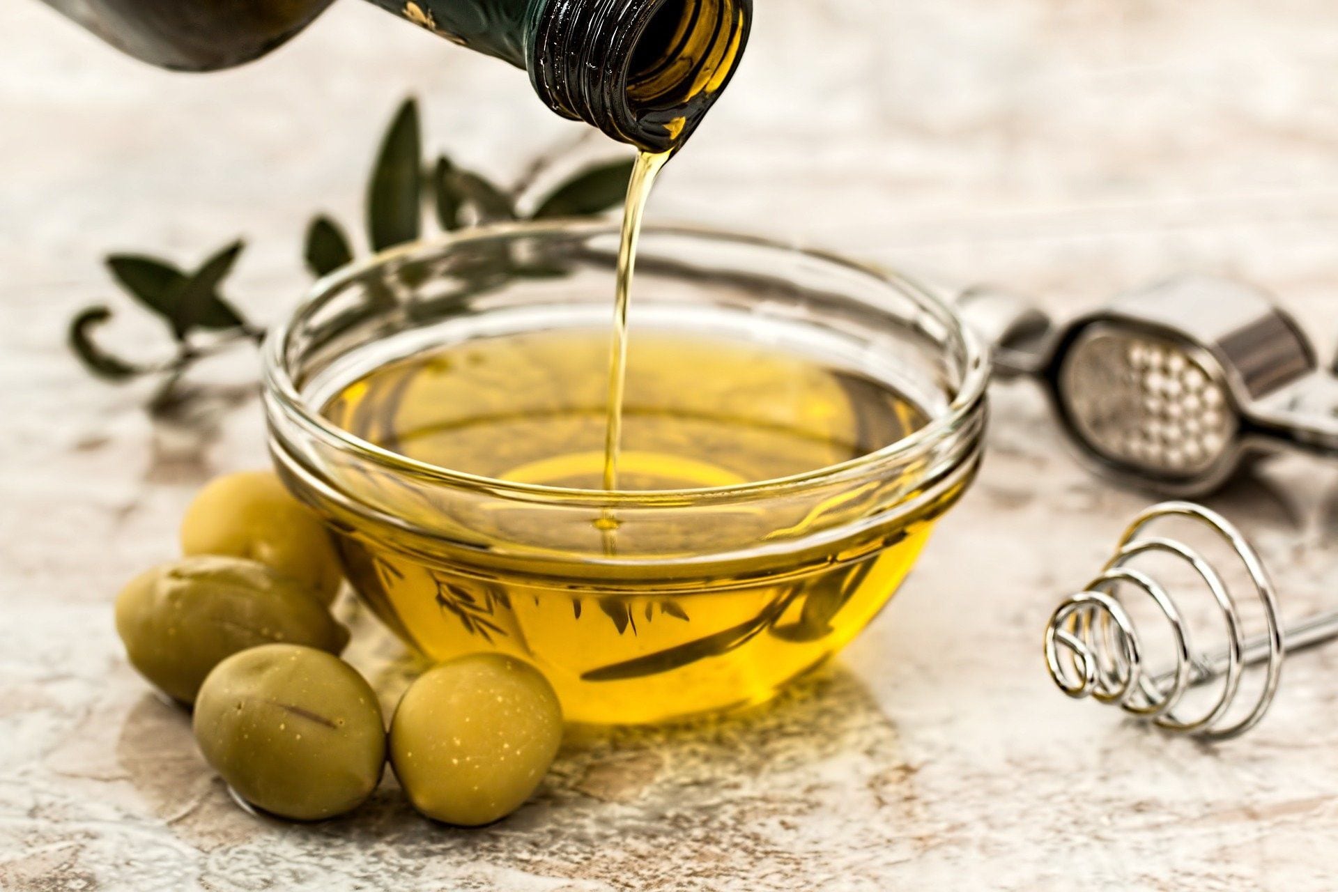 En cantidades adecuadas, el aceite de oliva reduce el colesterol perjudicial, disminuye la presión arterial y mejora el control de la diabetes/Archivo