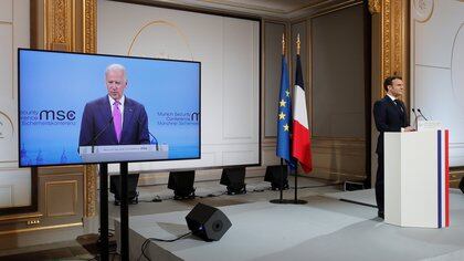 French President Emmanuel Macron attends a video-conference meeting with U.S. President Joe Biden on the screen, ahead of 2021 Munich Security Conference at the Elysee palace in Paris, amid the coronavirus disease (COVID-19) outbreak, France, February 19, 2021. REUTERS/Benoit Tessier/Pool