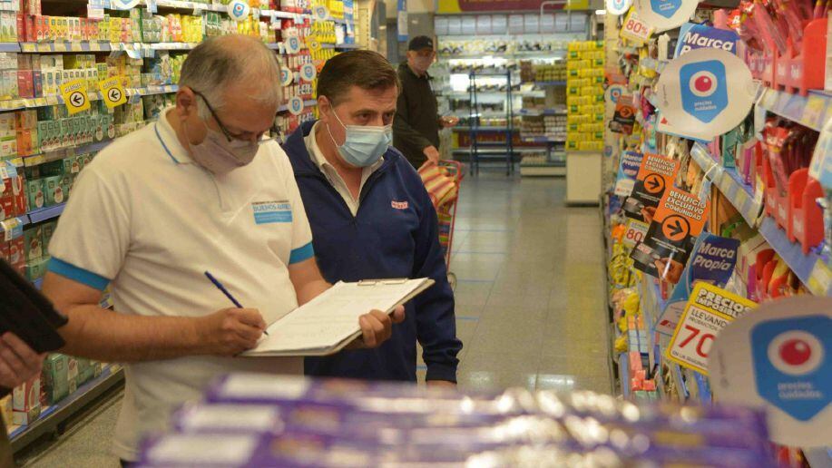 Una fiscalización del programa Precios Cuidados en un supermercado de la provincia de Buenos Aires 