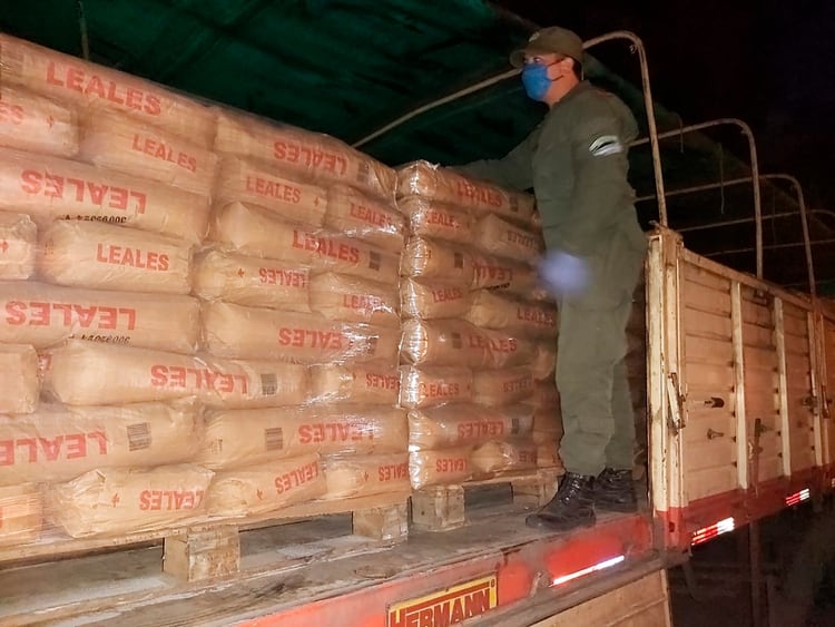 la Gendarmería incautó más de 3 millones de pesos que viajaban de Tucumán hacia Capital Federal ocultos en cajas y sobres en el interior de un camión que transportaba bolsas de azúcar