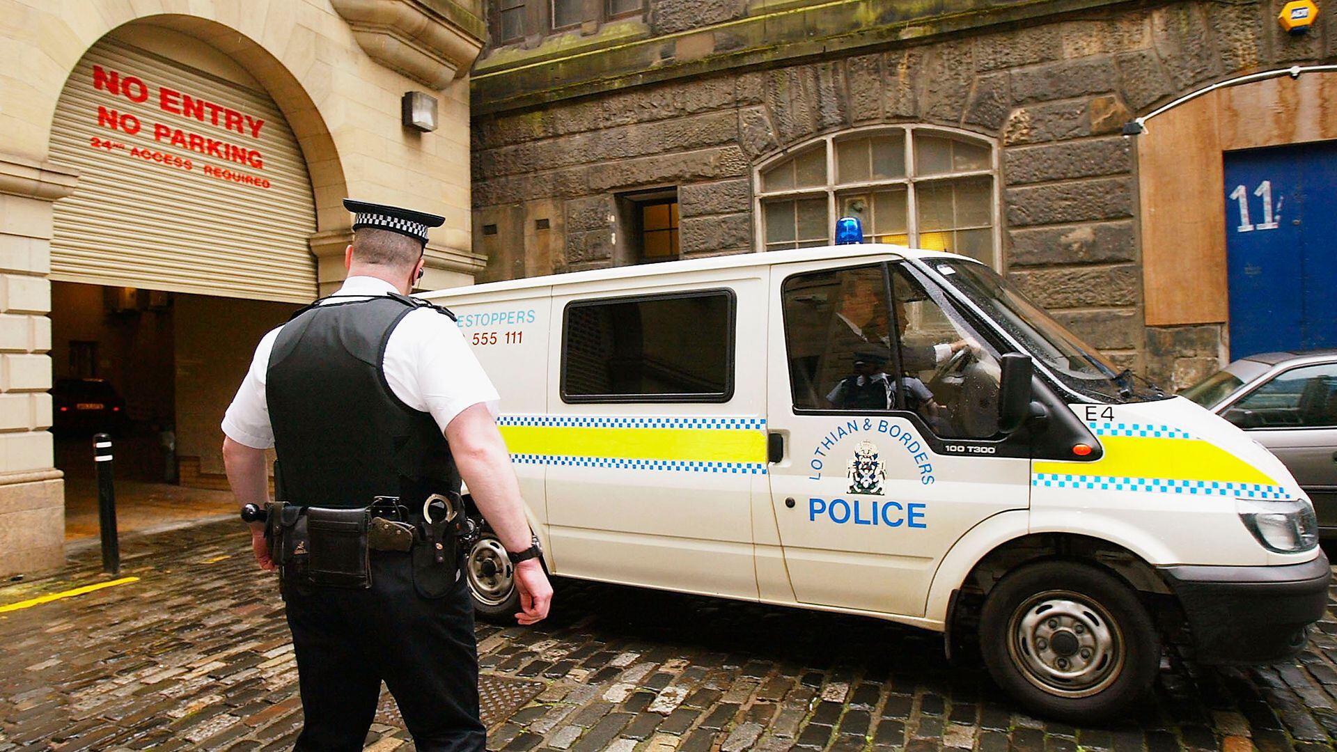 El chico de quince años detenido por asesinato en Edimburgo es expulsado a toda velocidad del Tribunal del Sheriff de Edimburgo, el 15 de abril de 2004. El joven fue arrestado por el asesinato de la colegiala Jodi Jones y su madre fue acusada de intentar desviar el curso de la justicia. (Photo by ChristopherFurlong/Getty Images)