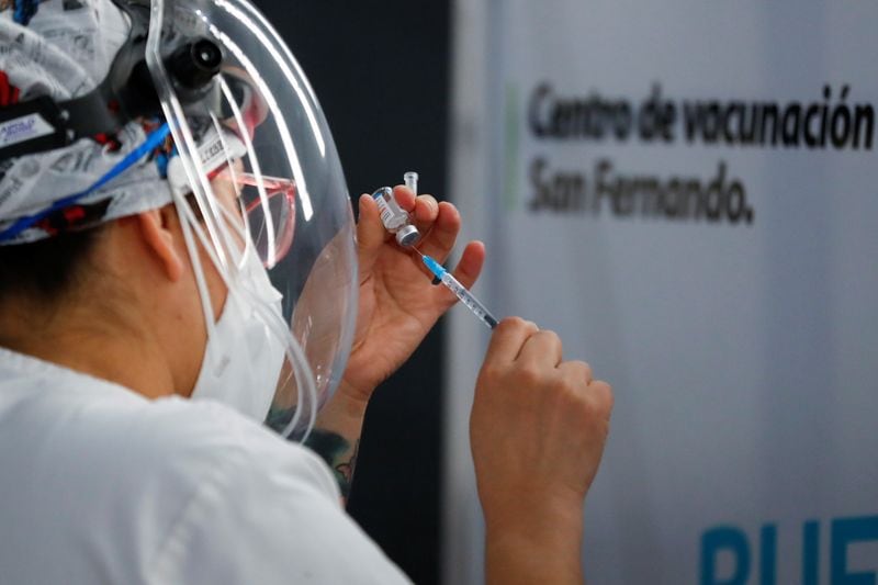 Foto de archivo: una trabajadora de la salud prepara una dosis de la vacuna  Sinopharm contra el COVID-19 en un centro de vacunación en Buenos Aires, Argentina. 15 oct, 2021.  REUTERS/Agustin Marcarian