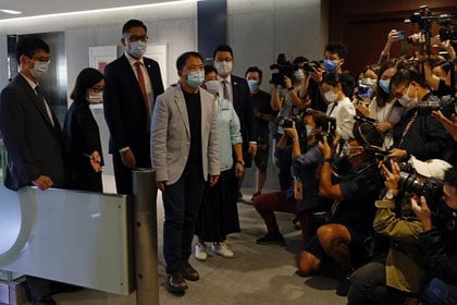 Los legisladores a favor de la democracia de Hong Kong Helena Wong, Wu Chi-wai, Andrew Wan y Lam Cheuk-Ting abandonarán el edificio de la legislatura después de renunciar.  REUTERS / Tyrone Siu