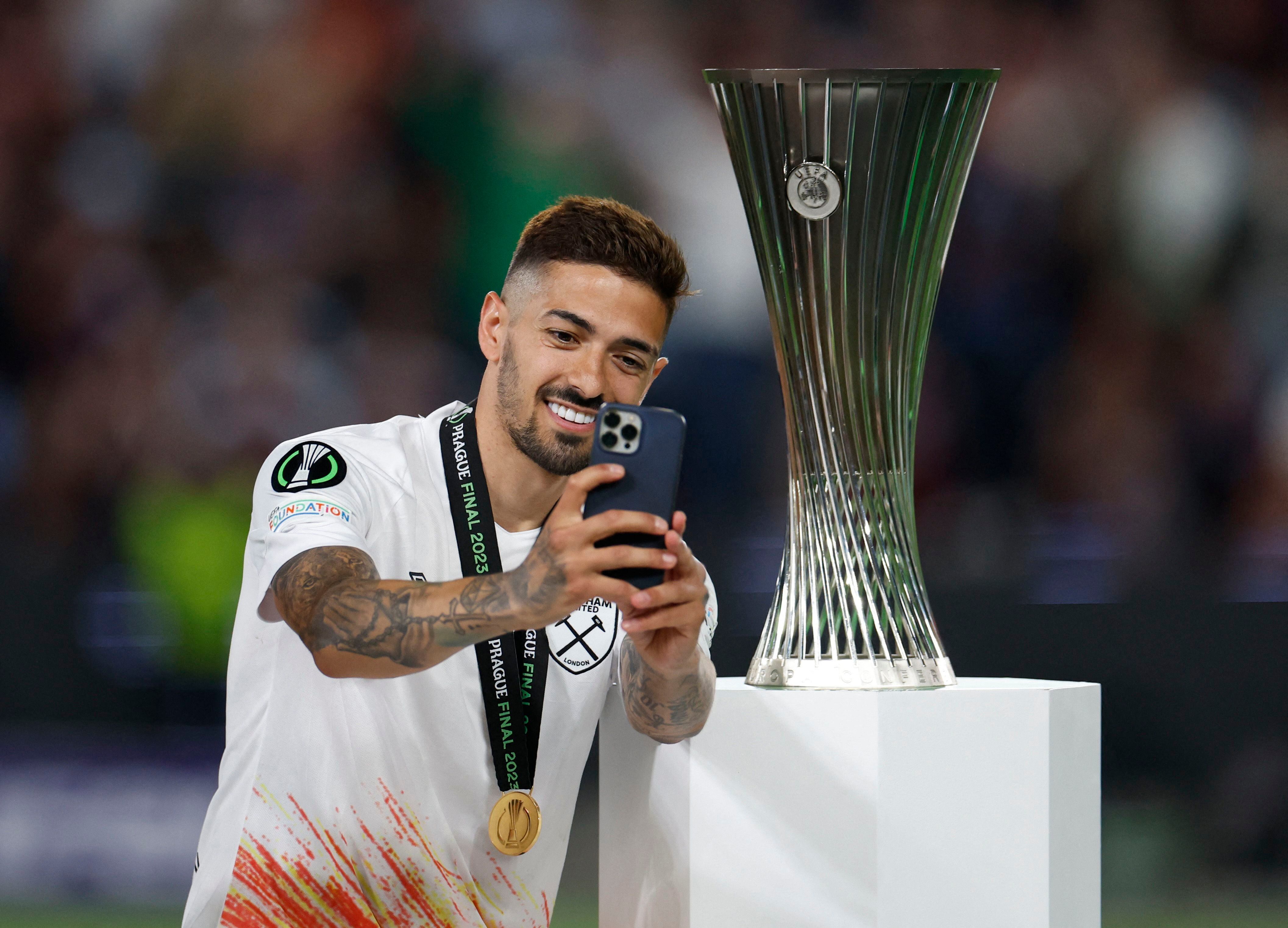 El argentino Manu Lanzini con el trofeo (REUTERS/David W Cerny)