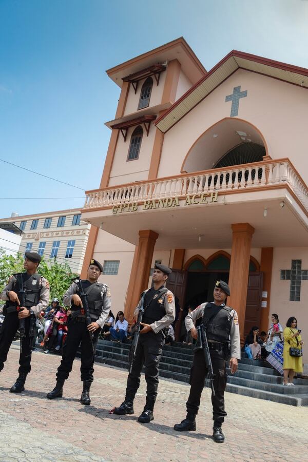 Policía custodia una iglesia cristiana en Banda Aceh luego de los atentados en Surabaya, en Java del Este (AFP)