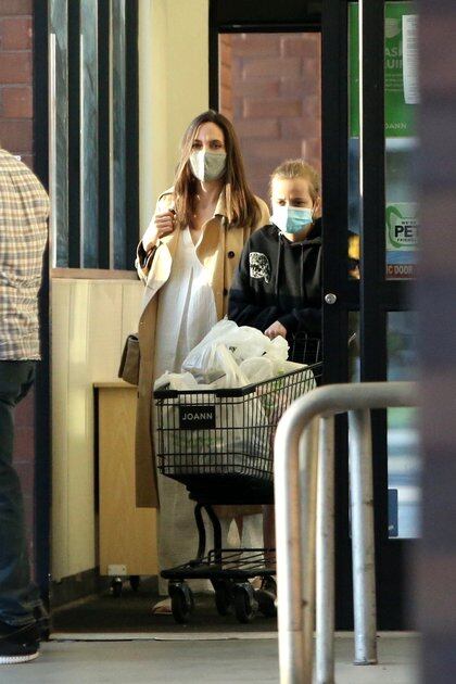 Angelina Jolie y su hija Shiloh -fruto de su relación anterior con Brad Pitt- fueron vistas cuando salían de un supermercado en Glendale, California