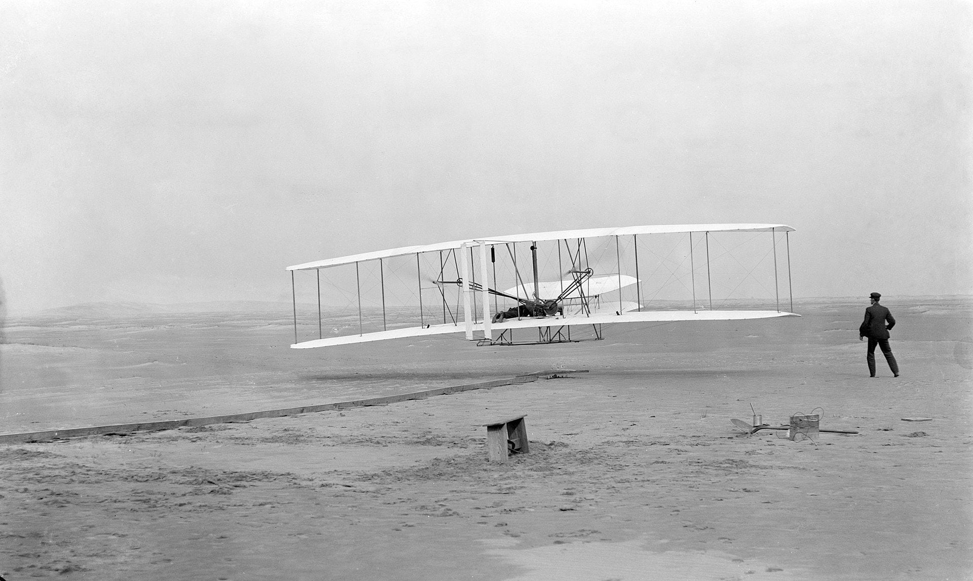 Con el primer vuelo con motor de la historia, el 17 de diciembre de 1903, Orville Wright (der.) pensó que podría traer paz al mundo. 
(Biblioteca del Congreso de los Estados Unidos).
